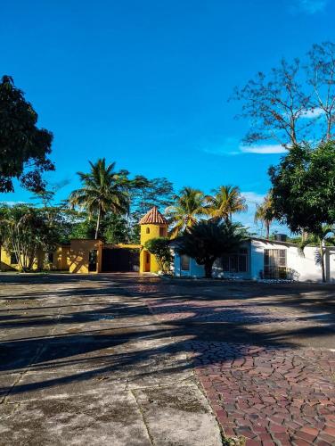 eine Auffahrt vor einem Gebäude mit Palmen in der Unterkunft Torre del Sol in Villavicencio