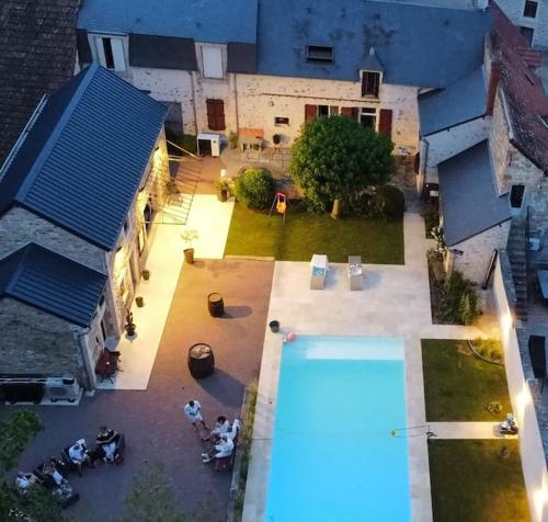 an overhead view of a backyard with a swimming pool at Maison familiale avec piscine in Saint-Amand-Montrond