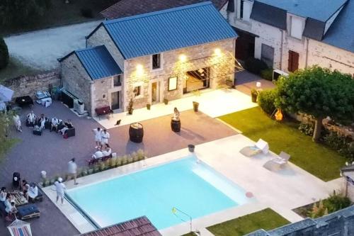 an overhead view of a swimming pool in front of a house at Maison familiale avec piscine in Saint-Amand-Montrond