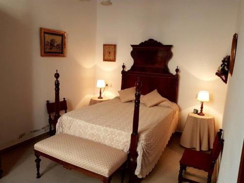 sypialnia z dużym łóżkiem i 2 lampami w obiekcie Can Vives w mieście Binissalem