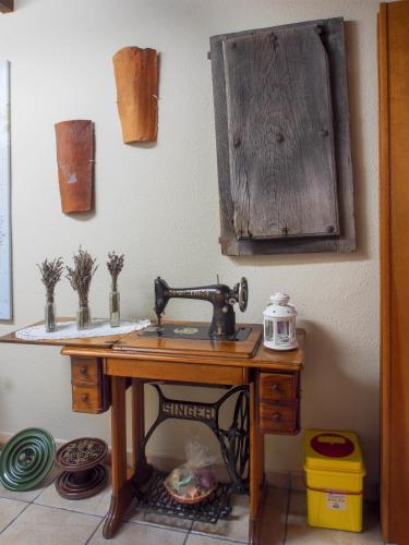 a kitchen with a sewing machine on a table at Casa de la Montaña Albergue Turístico in Avín