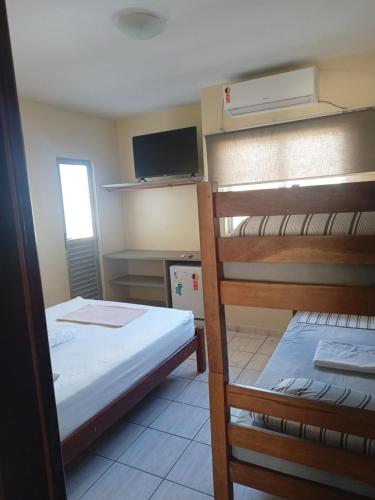 Cette chambre comprend 2 lits superposés et une télévision. dans l'établissement Poutur Pousada, à Maceió