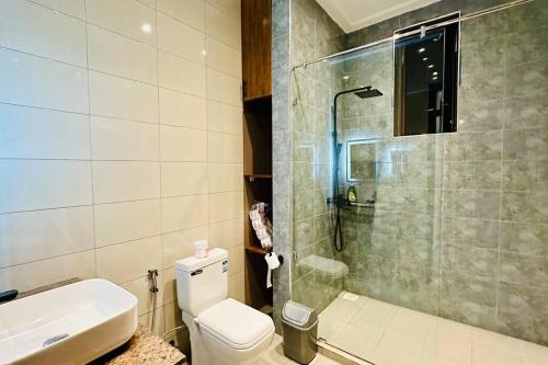 La salle de bains est pourvue d'une douche, de toilettes et d'un lavabo. dans l'établissement BlackOak Luxury Home B06 1BR Kyanja, à Kampala
