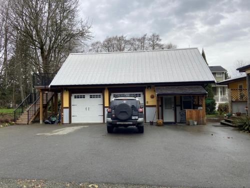 uma carrinha estacionada em frente a uma garagem em Seaside Perch em Sooke