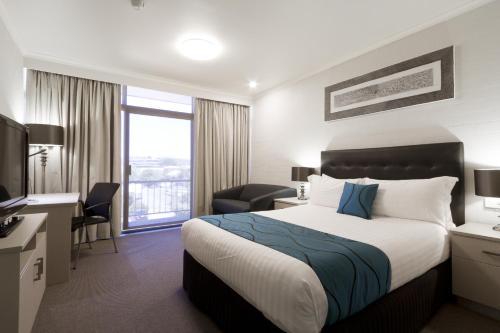 En eller flere senge i et værelse på Mantra Pavilion Hotel Wagga
