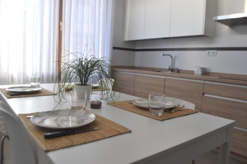 a kitchen with two plates and glasses on a counter at Apartamento Exclusivo San Marcos in Manzanares