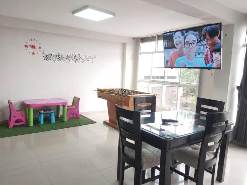 Televisyen dan/atau pusat hiburan di Apartamentos "APPART D'ELIETTE"