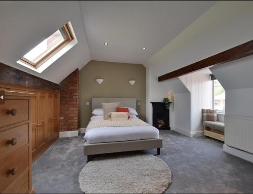 una grande camera da letto con un letto e una finestra di Autumn Loft Wyndale Living Malvern Hills - Free Parking a Great Malvern