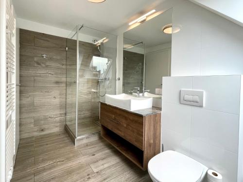 ein Badezimmer mit Waschbecken, Toilette und Dusche in der Unterkunft Apartments4you in Wien