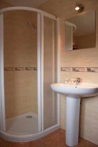 Koupelna v ubytování Hostal Infante Peñafiel