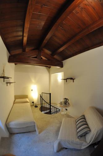 1 dormitorio con 2 camas y techo de madera en Residenza Lastene, en Bovino