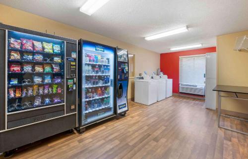 un negozio con due distributori automatici in una stanza di Extended Stay America Select Suites - South Bend - Mishawaka - South a South Bend