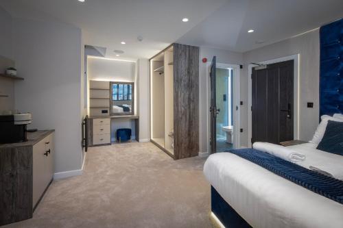 um quarto com uma cama e uma casa de banho em The Charleston em Blackpool