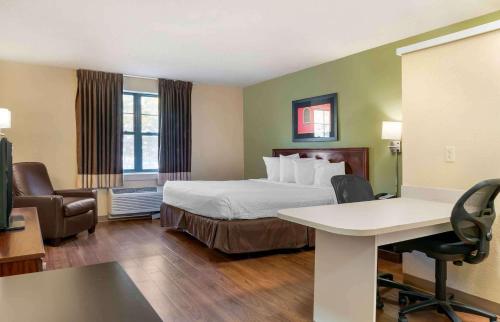 ein Hotelzimmer mit einem Bett und einem Schreibtisch in der Unterkunft Extended Stay America Select Suites - Detroit - Novi - Haggerty Road in Northville