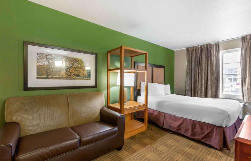 um quarto de hotel com uma cama e um sofá em Extended Stay America Suites - Phoenix - Midtown em Phoenix