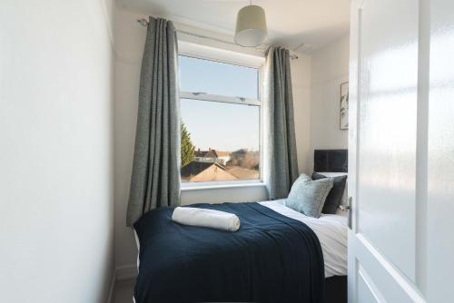 Un pat sau paturi într-o cameră la Ivy House - 3 Bedroom House - Contractor Stay