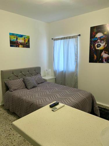 - une chambre avec un lit et une table en face dans l'établissement Loft en Zona Tec, à Monterrey