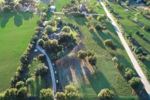 una vista aérea de un parque con árboles y una carretera en Beautiful Farmhouse w/ pool on 6 acres ranch, en Aubrey