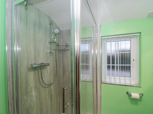 W łazience znajduje się prysznic ze szklanymi drzwiami. w obiekcie Moorcrest w mieście Bideford