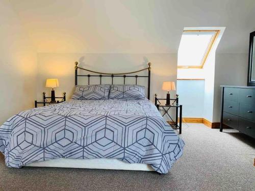 um quarto com uma cama grande e uma janela em Mountain View House em Killarney
