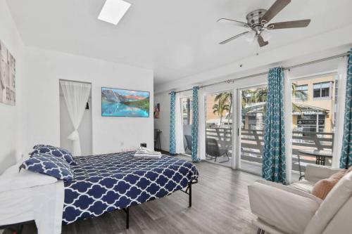 um quarto com uma cama azul e uma varanda em Balcony Chic Apt, w/2 Queenbeds, on Ocean Dr Beach em Miami Beach