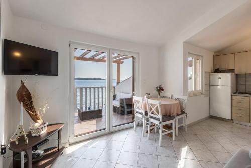een keuken en eetkamer met uitzicht op de oceaan bij Apartments by the sea Milna, Vis - 8946 in Rukavac