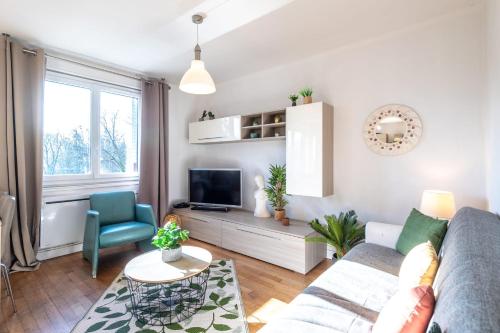 un salon avec un canapé et une télévision dans l'établissement ALBIGNY IMPERIAL - Confortable flat near the lake, à Annecy