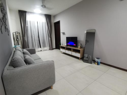 Телевизор и/или развлекательный центр в K AVENUE FAMILY ROOM B09 near airport by Gc
