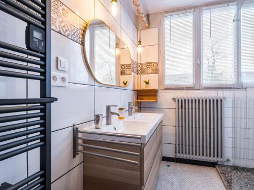 ein Bad mit einem Waschbecken und einem Spiegel in der Unterkunft Gîte Bouvron, 6 pièces, 11 personnes - FR-1-306-838 in Bouvron