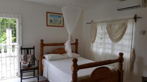 1 dormitorio con cama y ventana en Happy Grove Lodge, en Happy Grove