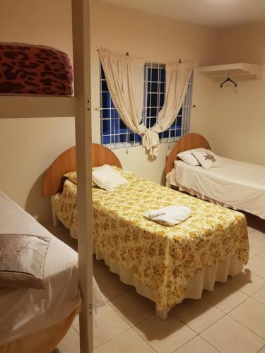 En eller flere senge i et værelse på Happy Grove Lodge