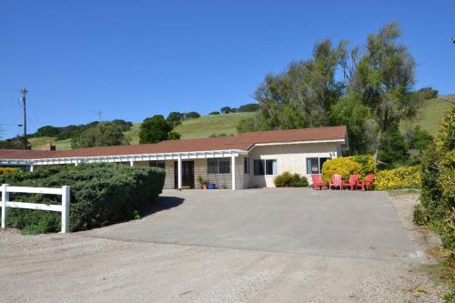 ein Haus mit roten Stühlen davor in der Unterkunft Rock 12 Ranch in Buellton