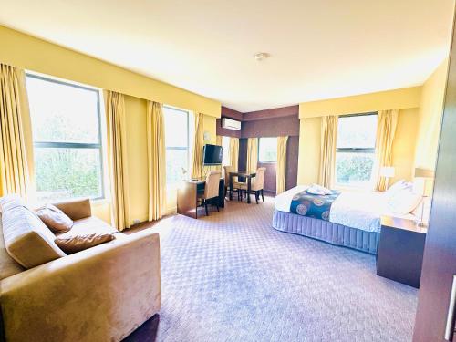 Un pat sau paturi într-o cameră la Comfort Inn & Suites City Views