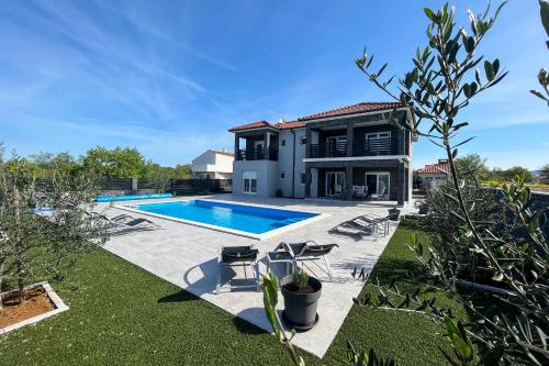 Family friendly house with a swimming pool Zadar - 22140