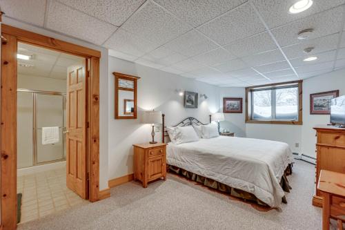 Ένα ή περισσότερα κρεβάτια σε δωμάτιο στο Jay Peak Resort Vacation Rental Ski-InandSki-Out!