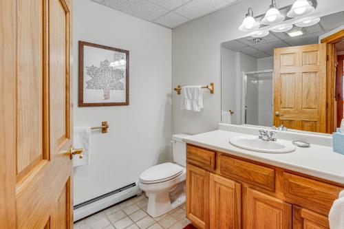 Ένα μπάνιο στο Jay Peak Resort Vacation Rental Ski-InandSki-Out!