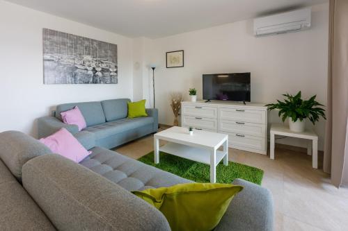 Apartments with parking space Crikvenica - 22295