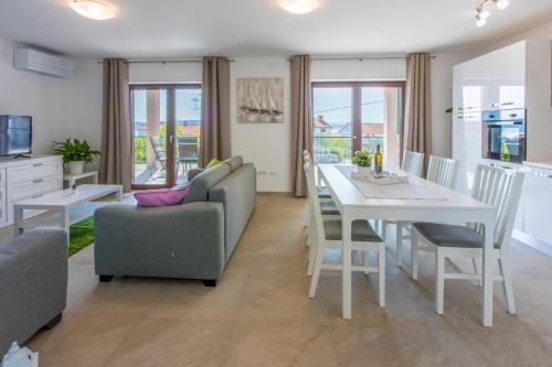 Apartments with parking space Crikvenica - 22295