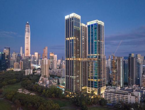 vistas a una ciudad con rascacielos altos en Holiday Inn Express Shenzhen Futian Center, an IHG Hotel en Shenzhen