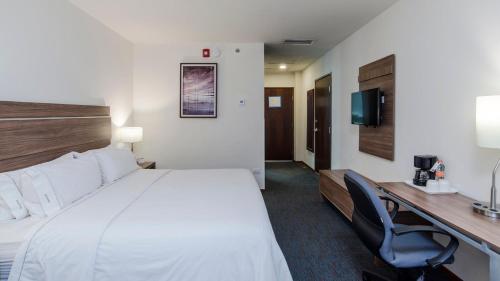 Cette chambre comprend un grand lit et un bureau. dans l'établissement Holiday Inn Express Culiacan, an IHG Hotel, à Culiacán