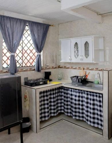 una cocina con fregadero y encimera en Apartamento PARA FAMILIA perfecta ubicación, en Cali