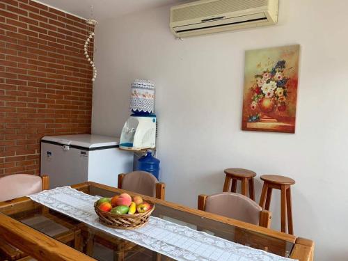 Gambar di galeri bagi 4 SUITES, AR COND TV, INTERNET, PISCINA,150 MTS PRAIA! Aceitamos Pet! di Guarujá