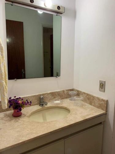 Bilik mandi di 4 SUITES, AR COND TV, INTERNET, PISCINA,150 MTS PRAIA! Aceitamos Pet!