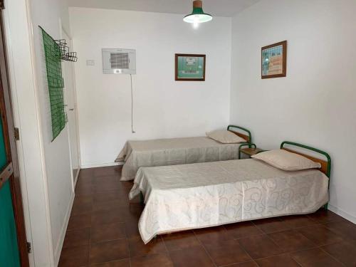 Katil atau katil-katil dalam bilik di 4 SUITES, AR COND TV, INTERNET, PISCINA,150 MTS PRAIA! Aceitamos Pet!