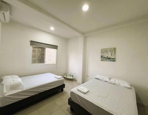 a bedroom with two beds and a window at Hermoso apartamento por estrenar in Puerto Baquerizo Moreno