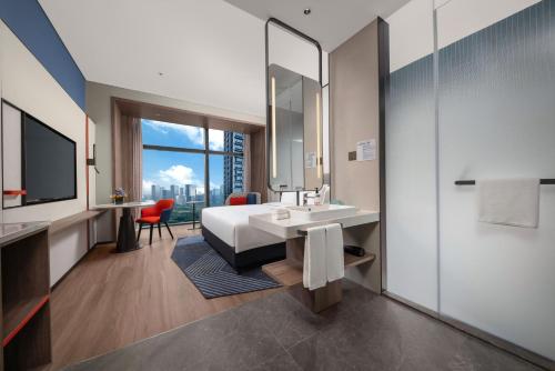Postel nebo postele na pokoji v ubytování Holiday Inn Express Shenzhen Futian Center by IHG
