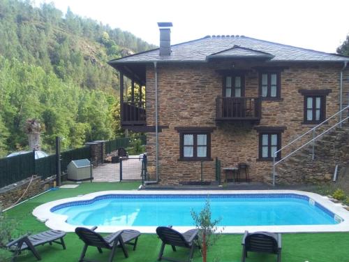 The swimming pool at or close to Hospedaje - Ferrería Quintá