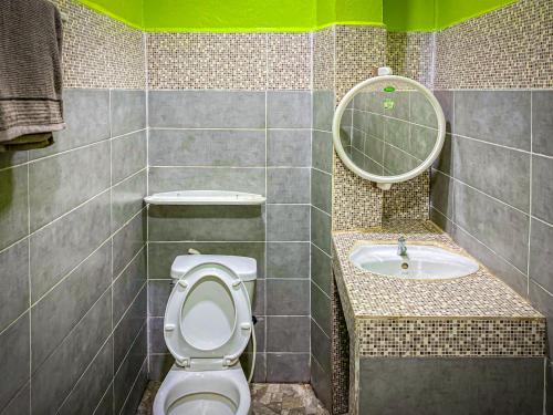 uma casa de banho com um WC e um lavatório em Steng Toch Homestay em Phumĭ Bântéay Srei