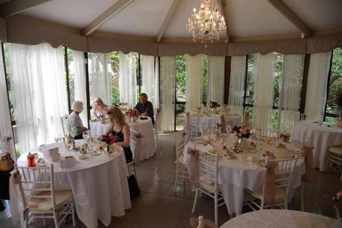 a room full of tables with people sitting at them at TreeTops Tamborine Mountain in Mount Tamborine