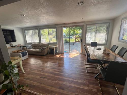 Dream Catcher Getaway في Clearlake Oaks: غرفة معيشة مع طاولة وأريكة